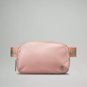 Everywhere Belt Bag 1L
Wordmark
